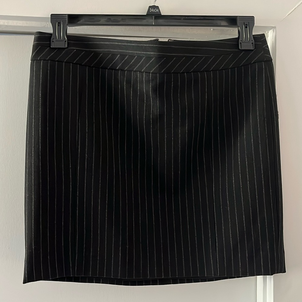 Express Pinstripe Mini Skirt Sz 8
Excellent used condition
